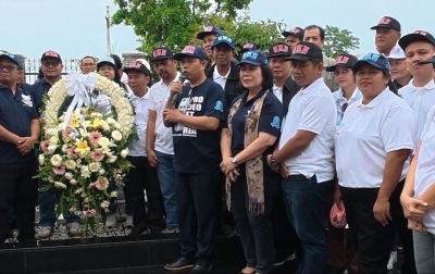 Rombongan UHN Sumut Ziarah ke Makam Nommensen, Doa Bersama-Tabur Bunga