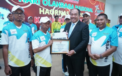 Bupati Asahan Serahkan Penghargaan kepada Insan Olahraga Berprestasi PON Aceh-Sumut 2024