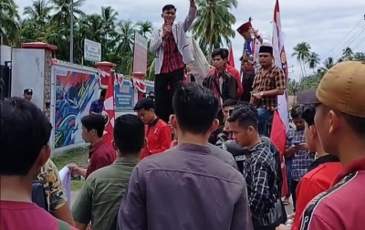Mahasiswa Turun ke Jalan Tuntut Atasi Kelangkaan Gas LPG di Kepulauan Nias