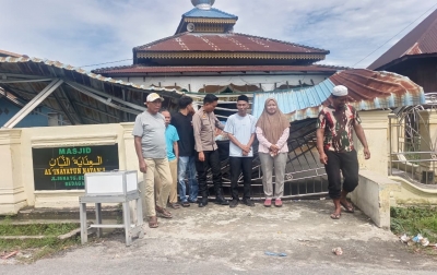 Gotong Royong Satukan Warga Usai Kanopi Masjid Al’ Inayatun Ambruk