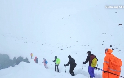 Setidaknya 1.000 Turis Terjebak akibat Badai Salju di Lereng Everest