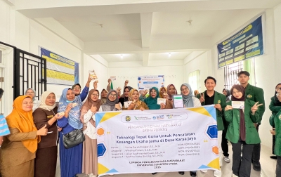 Meningkatkan Daya Saing Usaha Jamu: Pelatihan Digital Keuangan di Karya Jaya