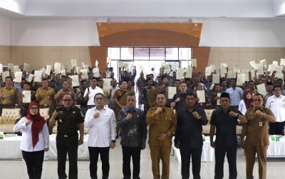 Sri Pranoto Dorong Layanan Pertanahan Berkualitas,  Serahkan 400 Sertipikat PTSL di Padanglawas Utara