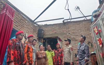 Forkopimcam Tanjung Beringin Tinjau Lokasi Terdampak Puting Beliung, Warga Gotong Royong Pulihkan Rumah