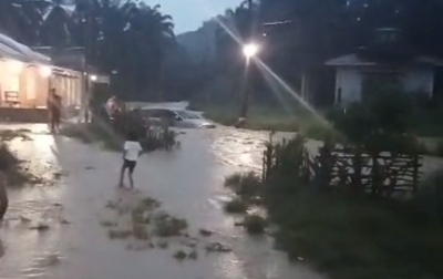 Satu Unit Mobil Kijang Terseret Arus Banjir di Aek Baringin