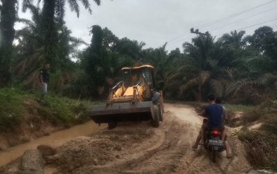PT Socfindo Tanggap, Perbaiki Jalan Rusak Akibat Banjir di Aek Baringin