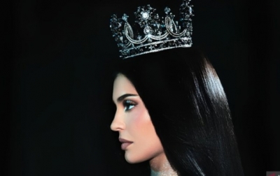 Kylie Jenner Pakai Mahkota Rancangan Desainer Aksesoris Asal Medan