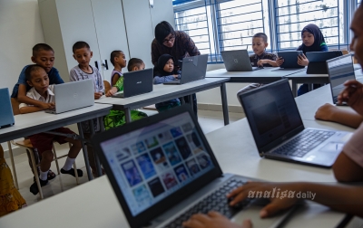Dari Trotoar ke Tablet Pintar, Kisah May Menyentuh Dunia Digital