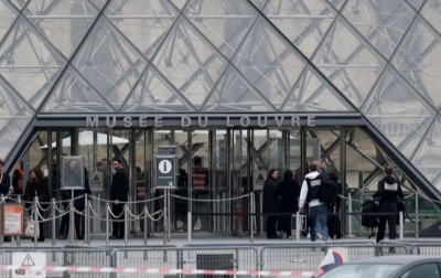 Koleksi Napoleon Dirampok, Museum Louvre di Paris Ditutup