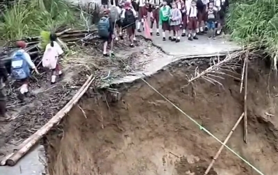 Jalan Provinsi Raya – Raya Kahean Putus Total, Ekonomi Warga Lumpuh, Satu Kendaraan Terjun ke Jurang