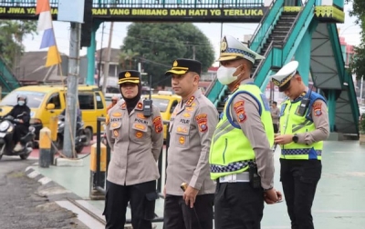 Pastikan Kehadiran Polisi Di Tengah-Tengah Masyarakat  Kapolrestabes Pimpin Kegiatan Strong Poin Pagi