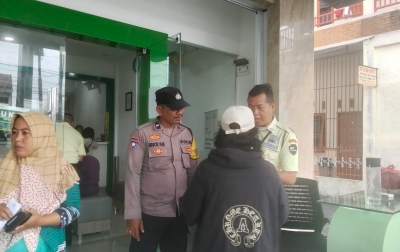 Polsek Siantar Marihat Sampaikan Pesan Kamtibmas ke Nasabah Pegadaian