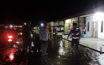 Bhabinkamtibmas dan Babinsa Tinjau Warga Terdampak Banjir di Bedagai