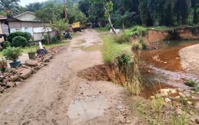 Jalan Desa Hasang Terancam Putus Akibat Banjir, Sudah Sepekan Belum Diperbaiki