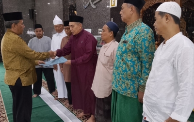 KUA Namorambe Serahkan SK Kepengurusan BKM Al Ikhwan 2025-2030