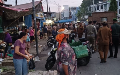 Sebabkan Kemacetan, Satpol PP Medan Lakukan Penertiban PKL di Pasar Sikambing