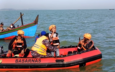 Basarnas, TNI AL, dan Polairud Tabur Bunga di Hari ke-7 Pencarian Nelayan Hilang di Sergai