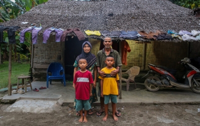 Rumah Bambu Itu Akhirnya Bercahaya