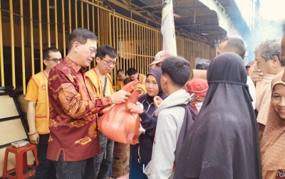 Anggota DPRD Sumut Hasyim SE Turun Langsung Berbagi Sembako di Cetiya Perdana Cendana