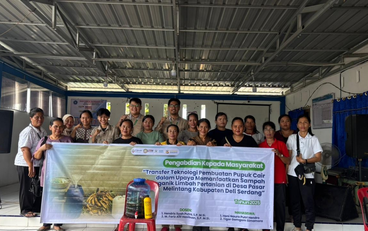 Dosen-Mahasiswa Agribisnis ST Bhinneka Transfer Teknologi Pembuatan Pupuk Cair