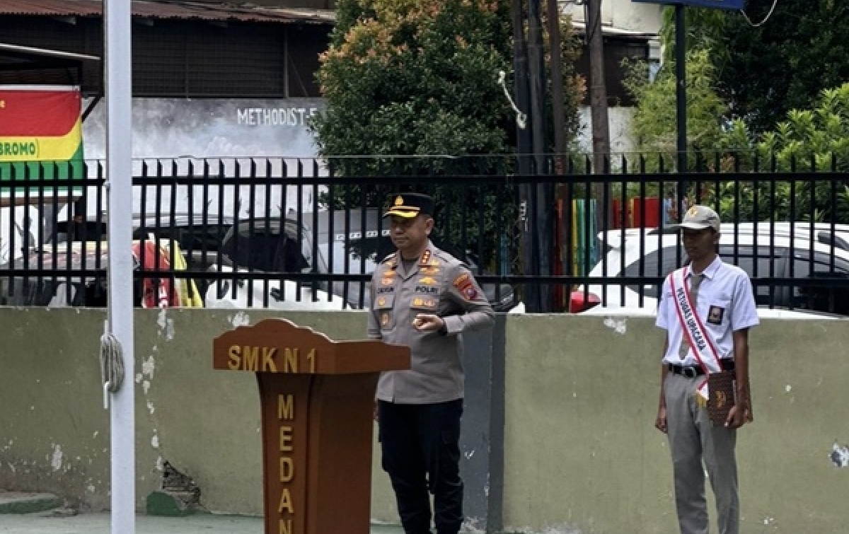 Kapolrestabes Pimpin Upacara di SMKN 1 Medan