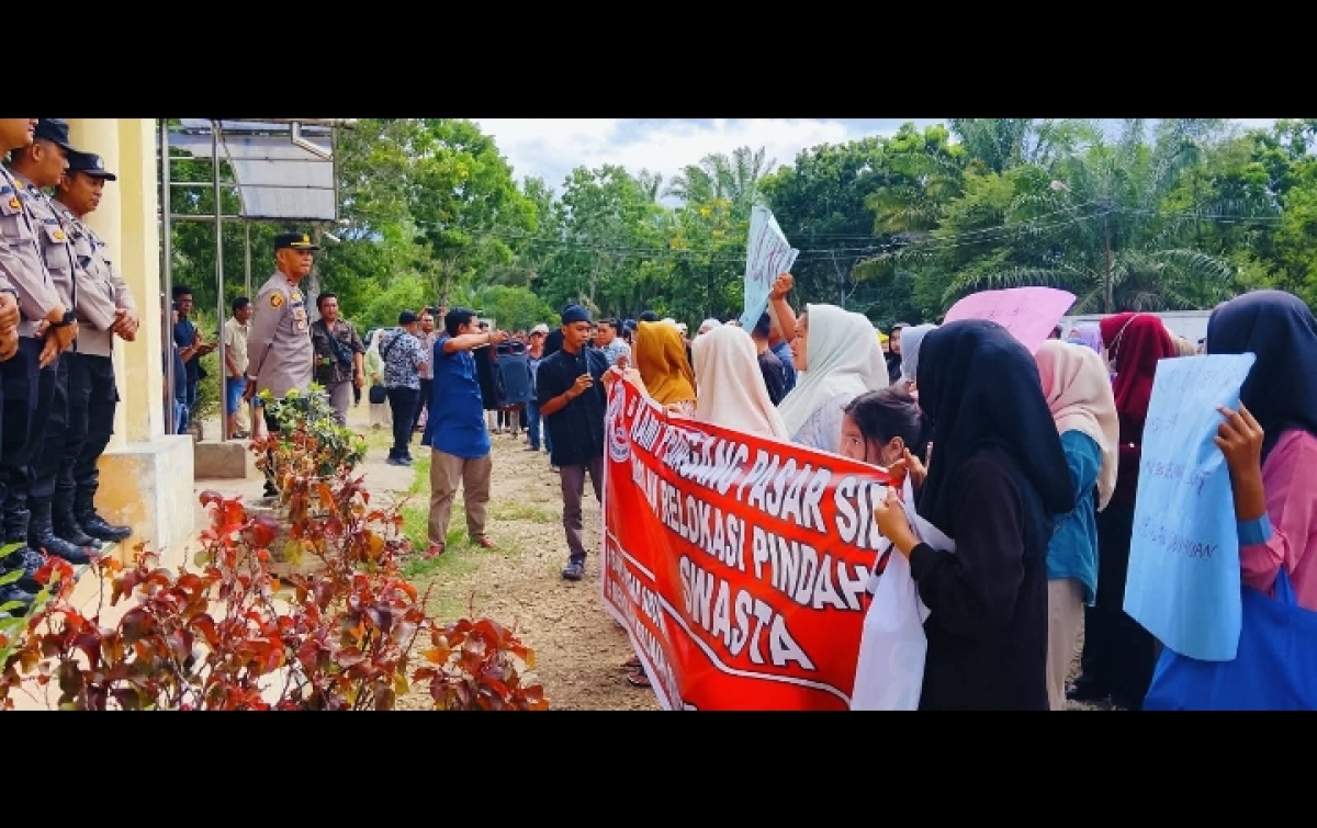 Pedagang Pasar Sibuhuan Tolak Dipindahkan