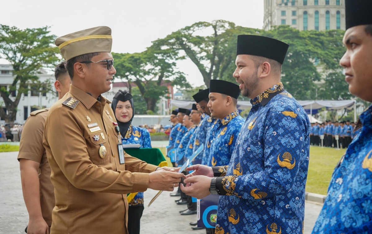 Rico Waas Serahkan 8.533 SK PPPK Pemko Medan