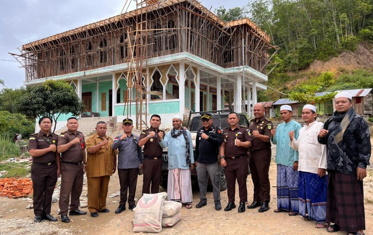 Kejari Madina Salurkan Semen untuk Pembangunan Sekolah dan Masjid