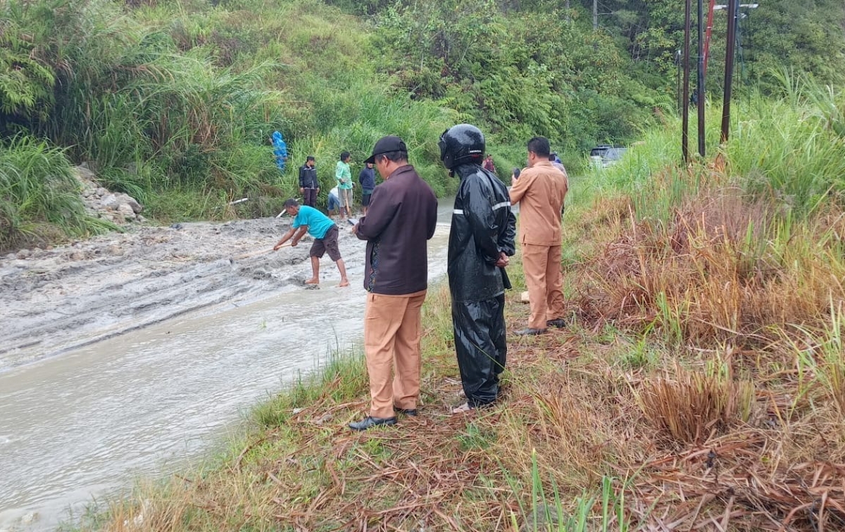 Jalan di Sigalingging Dairi Tertutup Lumpur Dampak Hujan Seharian