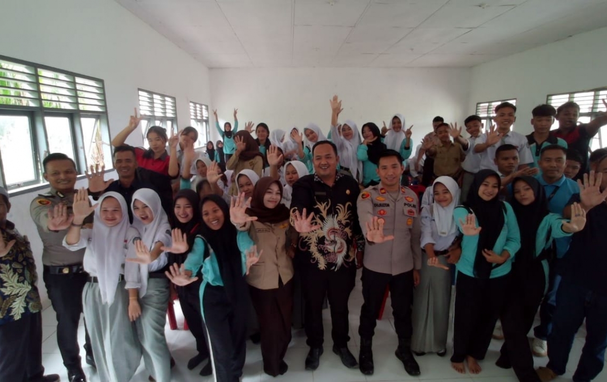 Kapolsek Panai Hilir Beri Penyuluhan Anti-Bullying di SMK Negeri 1 Panai Hilir, Dorong Siswa Bijak Bermedia Sosial