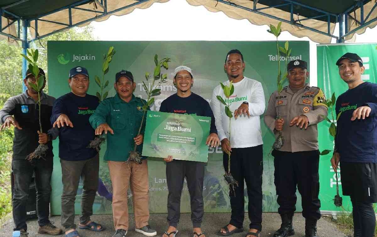 Dorong Pengurangan Emisi Karbon, Telkomsel Tanam 2.000 Bibit Mangrove di Kota Langsa