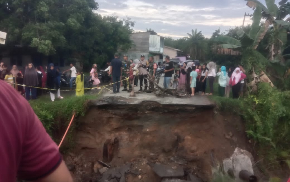 Jembatan Tambak Kulim Ambruk Total, Aktivitas Warga Lumpuh