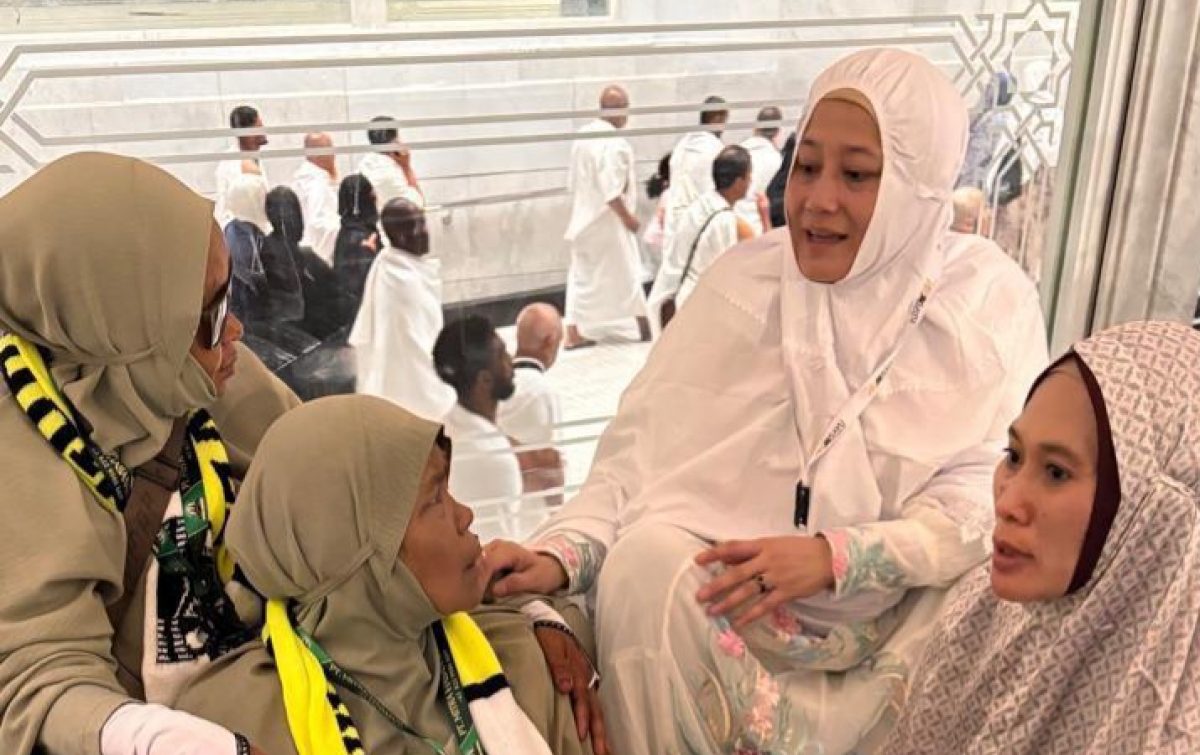 Polwan Polda Sumut Bantu Jemaah Umrah di Mekah