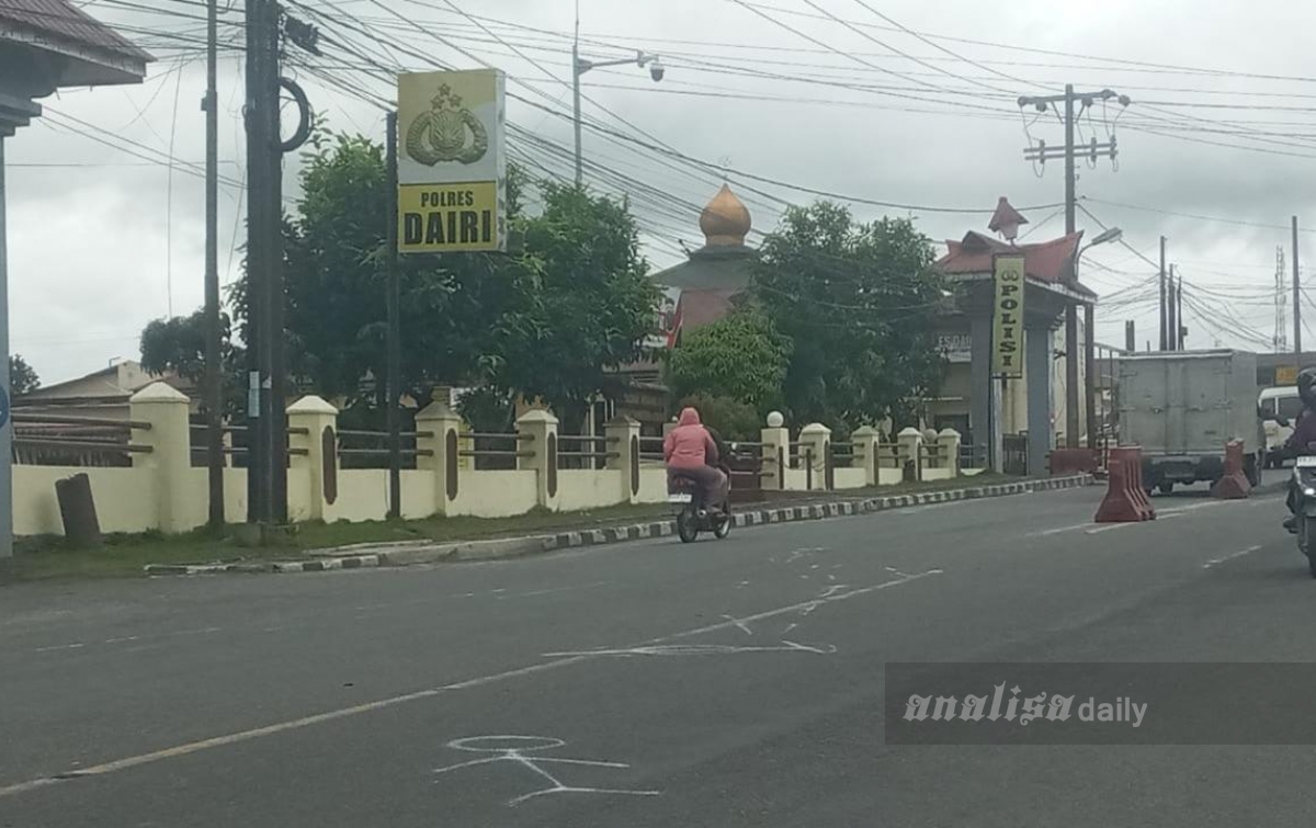 Mobil Durian Tabrak Polisi Depan Mapolres di Sidikalang
