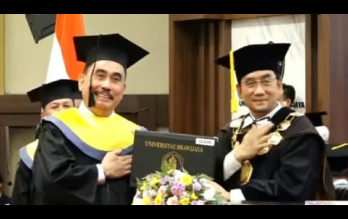Resmi Sandang Gelar Doktor,   Hendrik Sitompul Diwisuda Rektor Universitas Brawijaya Malang