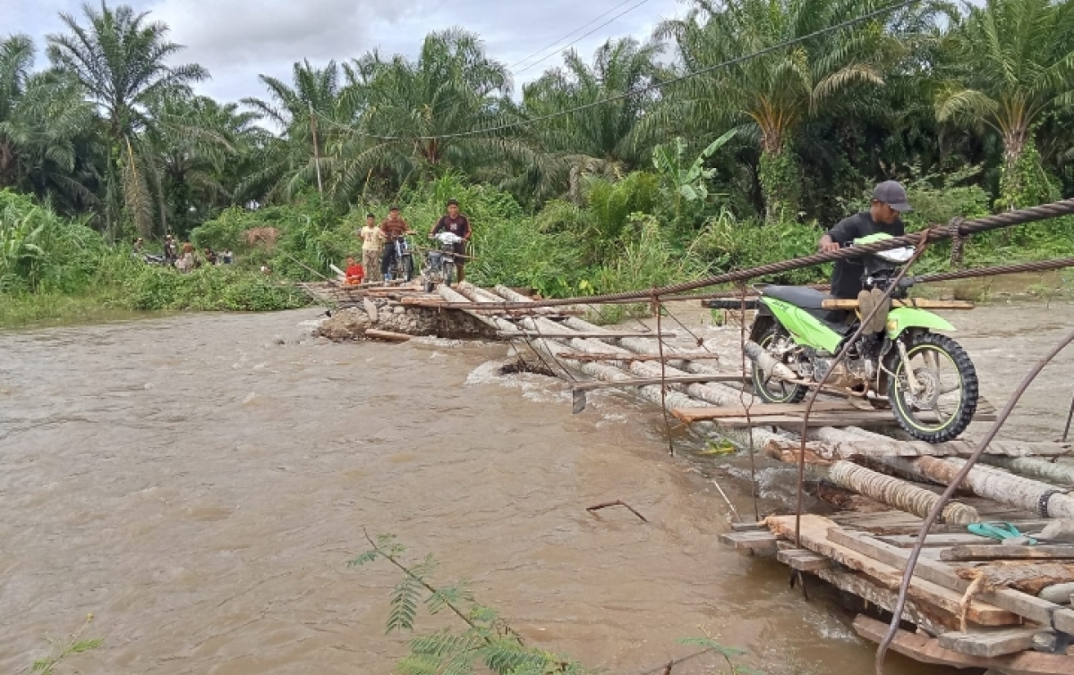 Jembatan Gantung Darurat Sabarimba Nyaris Putus, Warga Alami Kesulitan