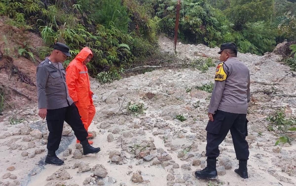 Jalinsum Sipirok–Taput Lumpuh Total Akibat Longsor, Polisi Imbau Pengendara Cari Jalur Alternatif