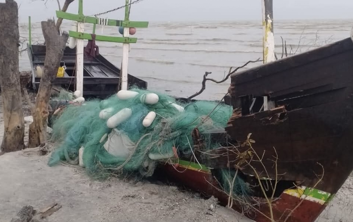 Perahu Pecah Dihantam Ombak, 4 Nelayan Langkat Terdampar di Perairan Sergai