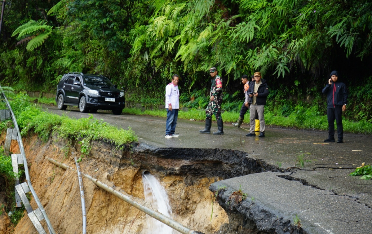 Bupati Taput Tinjau Longsor Jalan Tarutung-Sibolga