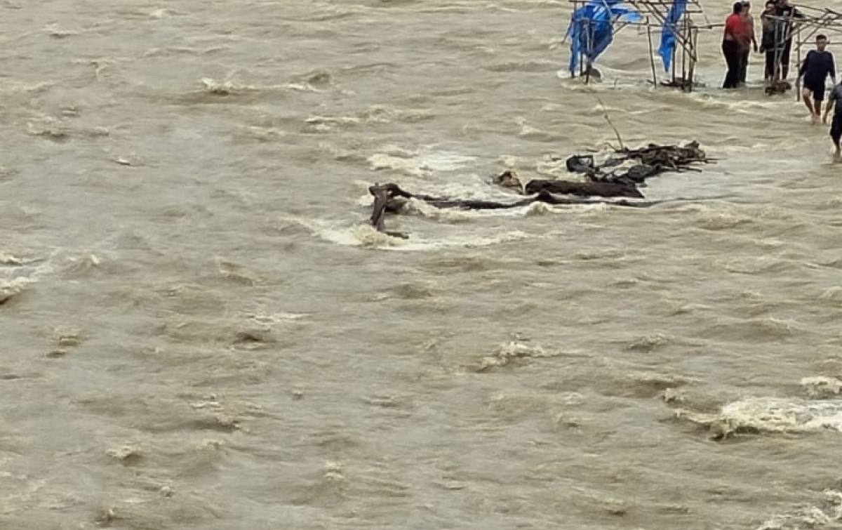 Bawa Penunpang Anak Sekolah, Angkot Terjun ke Sungai Siraisan, Dua Meninggal Dunia