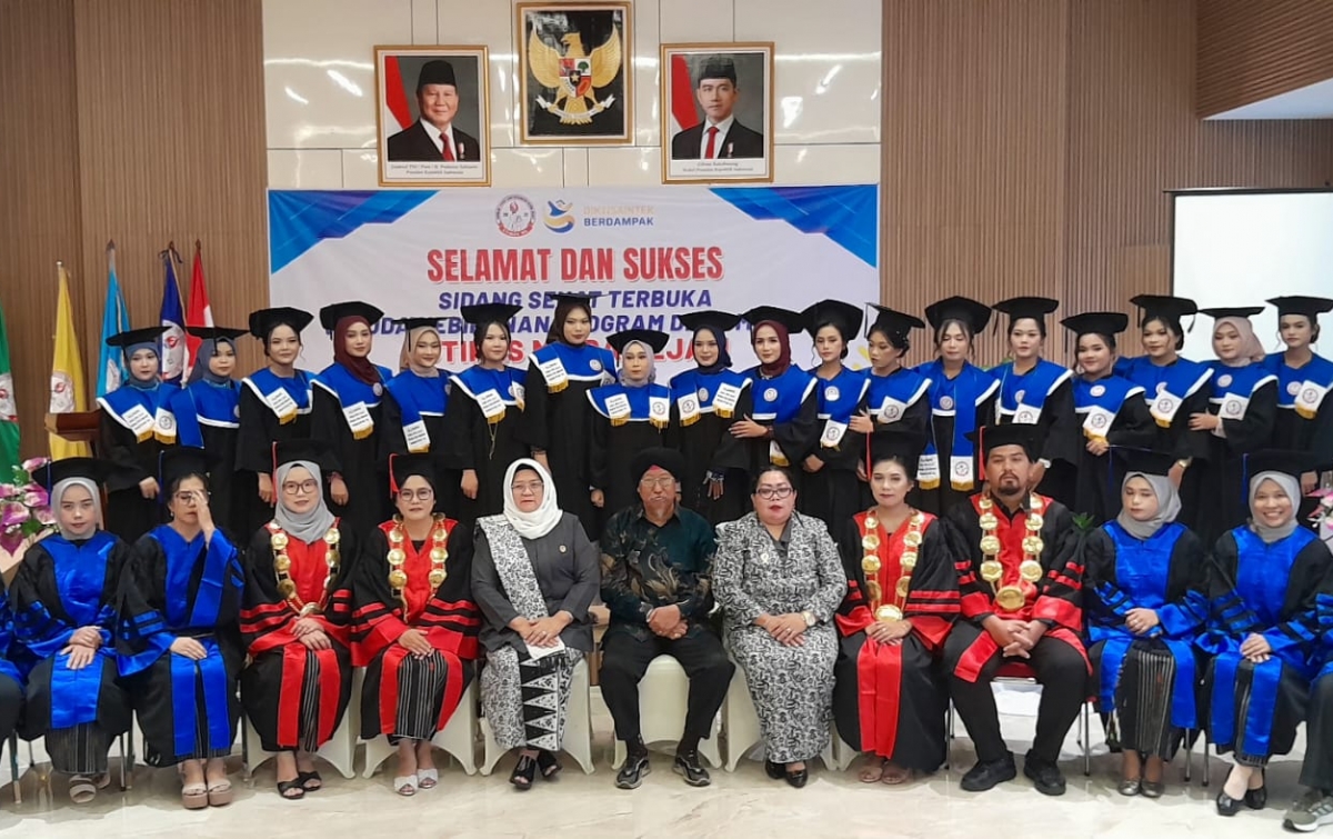 STIKES Mitra Sejati Mewisuda 18 Lulusan Bidan