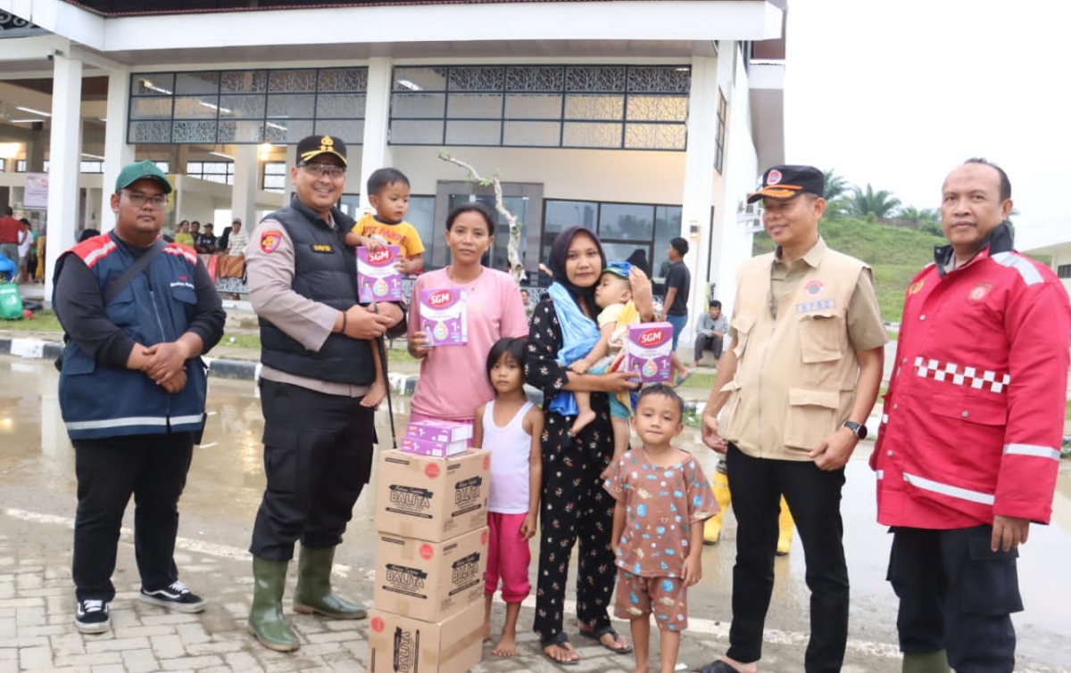 Kapolres Langkat Salurkan Bansos ke Pengungsi Banjir di Rest Area Km 42
