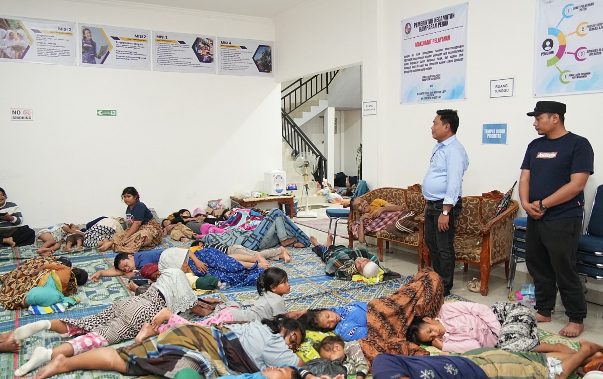 Tinjau Posko Pengungsian Korban Banjir Wabub Deliserdang Salurkan Logistik