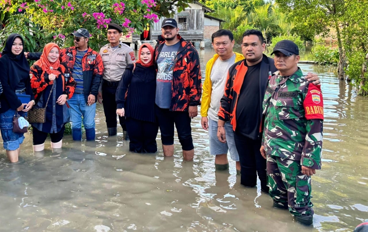 Anggota DPRD, Polsek Pantai Cermin, Koramil, dan Ormas Turun Langsung Ringankan Warga Terdampak Banjir