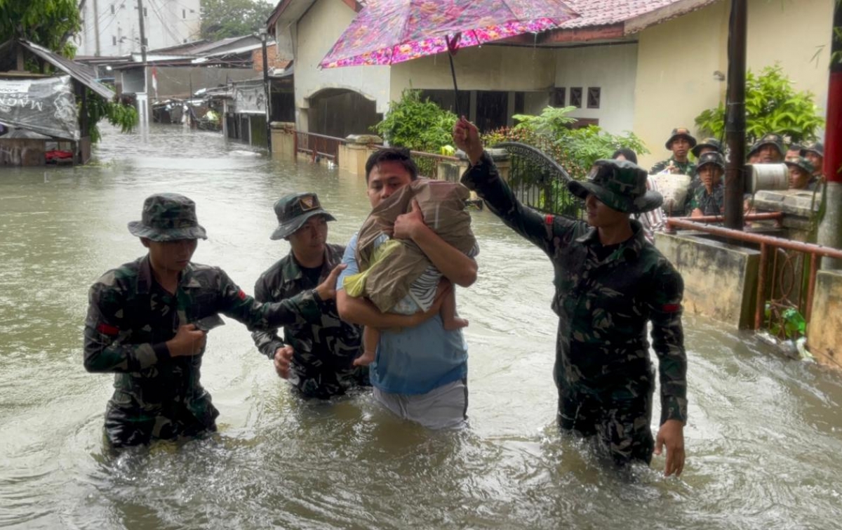 Prajurit Yonkav 6/NK Bantu Warga Terjebak Banjir di Asam Kumbang