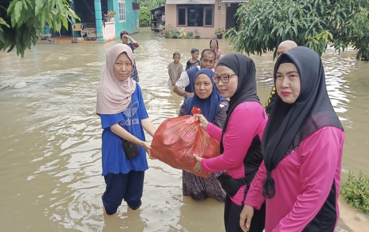 Ketua Bhayangkari Cabang Langkat Salurkan Bantuan untuk Pengungsi Banjir di Hinai