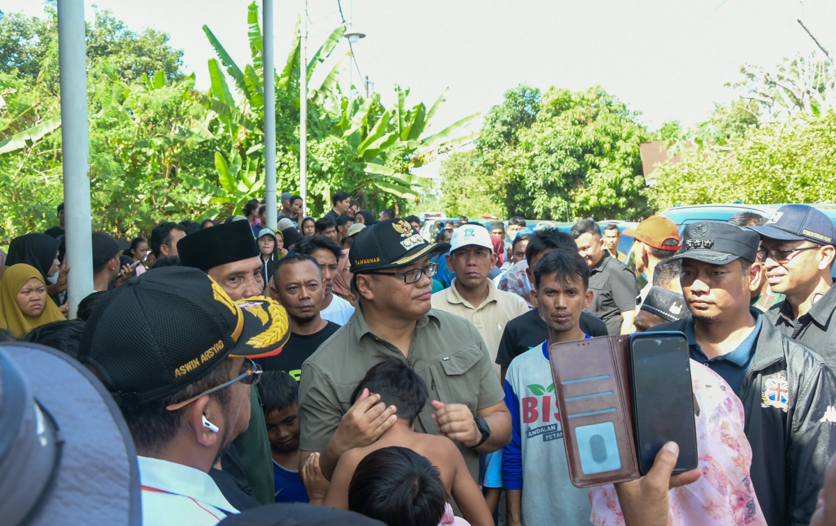 Bupati dan Wabup Deli Serdang Salurkan Bantuan di Lokasi Banjir di Hamparan Perak
