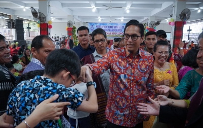 Pesta Gotilon, Rico Waas Disambut Antusias dan Disematkan Ulos Jemaat Gereja HKBP Perumnas Simalingkar