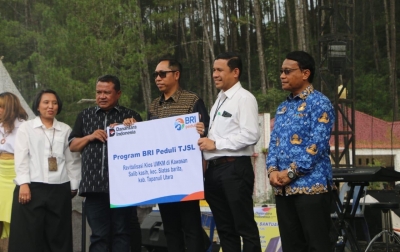 Hadiri Pesparawi di Salib Kasih, Bupati Taput Terima Bantuan CSR Rp 2,7 Miliar