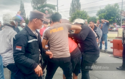 Warga Parbuluan 6 Bentrok dengan Polres Dairi, 4 Anggota Terluka